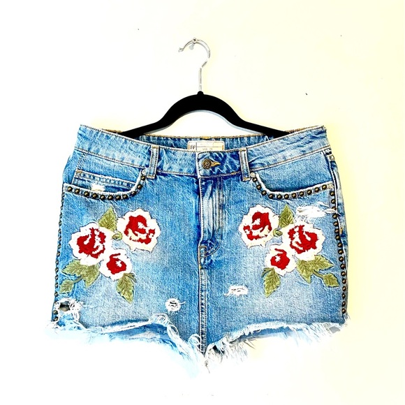 Free People SZ 28 Mini Jean Skirt Wild Rose Embroidered Studded Fray Distressed - Picture 1 of 7